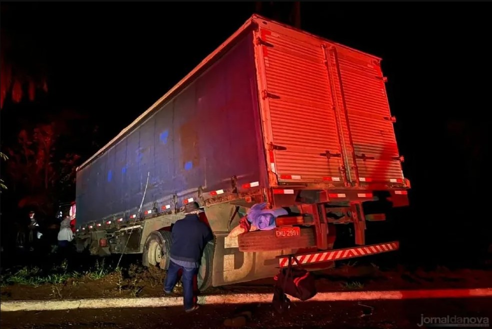 Caminhão acabou parando em ribanceira, às margens da rodovia. — Foto: Jornal da Nova