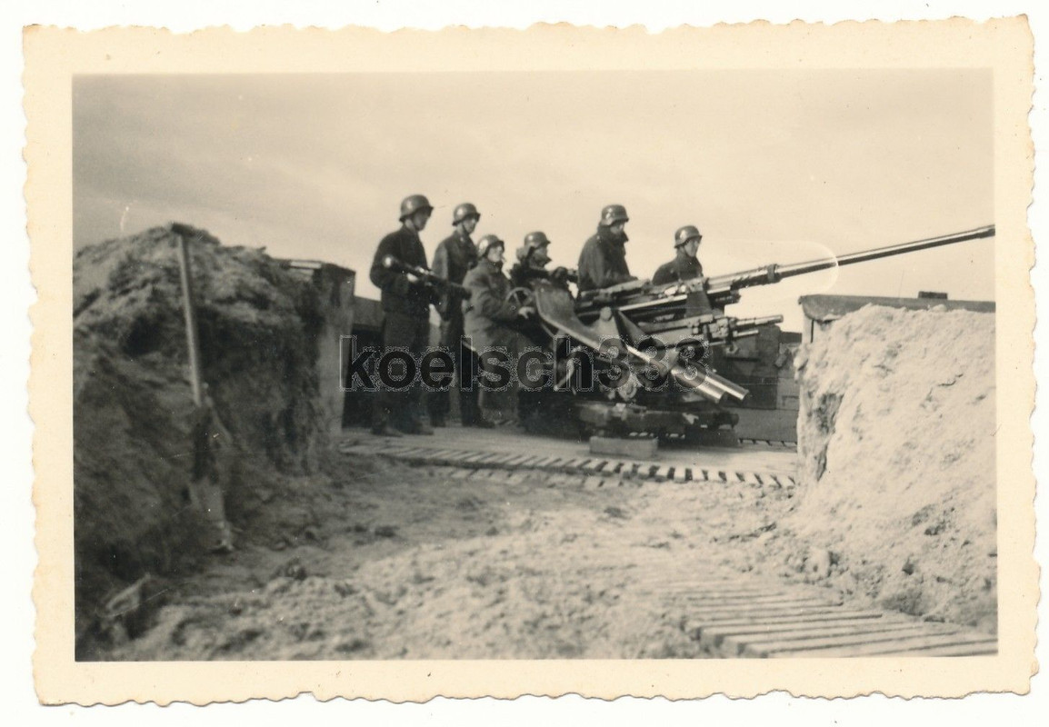Foto Frankreich Atlantikwall Geschütz Bunker 3,7cm Flak Kanoniere Stahlhelm