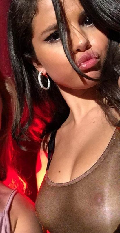 selena-gomez-nip-8808