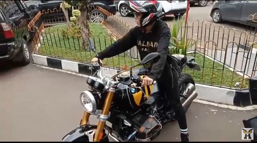 Nikita Mirzani naik motor gede ke persidangan