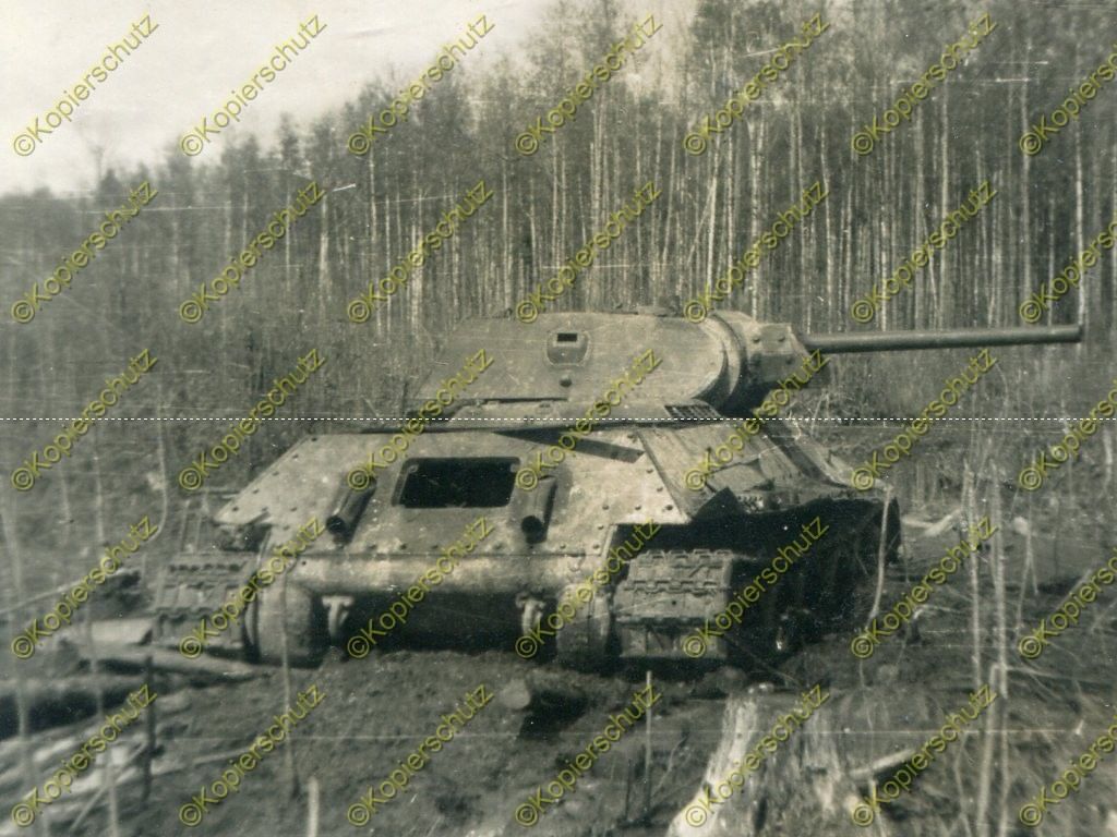 Foto, Wehrmacht, Nahaufnahme, zerstörter Panzer T-34, Russland