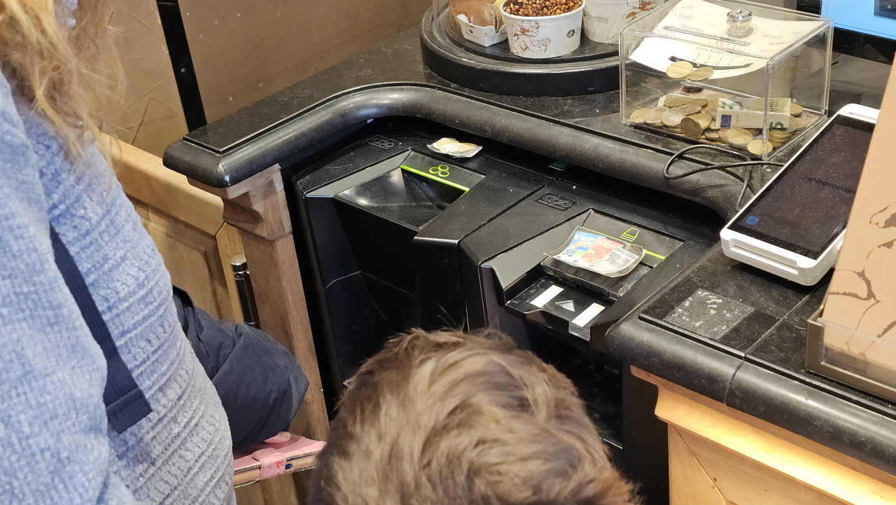 現金結帳和日本一樣也有機器,店員不需碰到錢