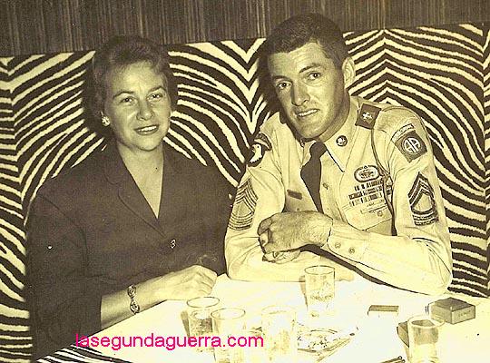 Con su esposa Kay, festejando haber sido elegido Soldado del año, 1958, Club de Suboficiales, Fort Bragg Con su esposa Kay, festejando haber sido elegido Soldado del año, 1958, Club de Suboficiales, Fort Bragg