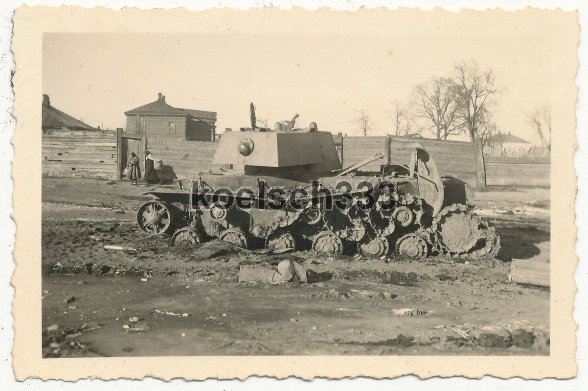 Foto vernichteter russischer KW-I Panzer auf der Straße an der Ostfront ! Wrack