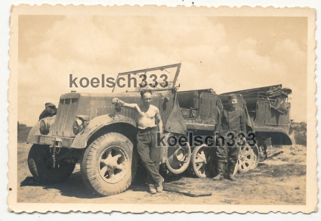Foto Soldaten der Wehrmacht an Panzer Halbkette ohne Gleiskette in Roslawl Russl