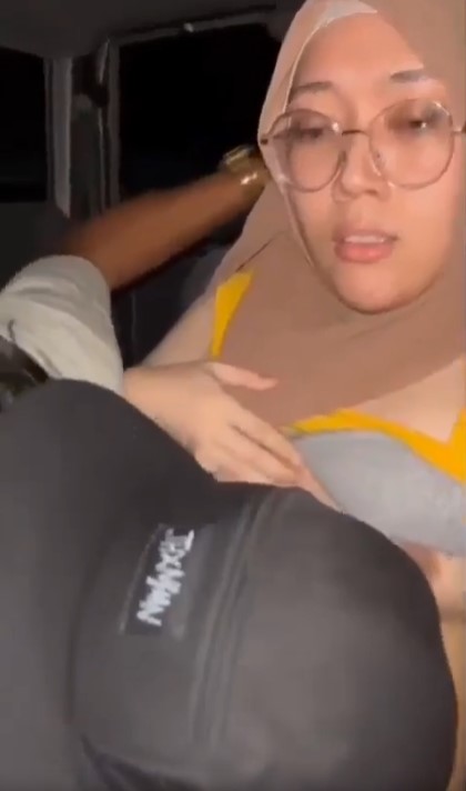 Nenen Di Dalam Mobil