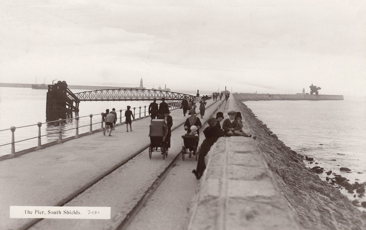 South pier undated postcard photo (04)