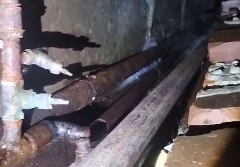УК Лоза игнорирует порыв трубы в доме на Большом Аэродроме