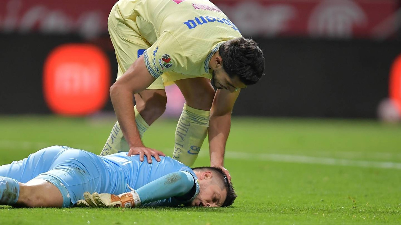 Exárbitro de la Liga MX afirma que Henry Martín debió ser expulsado contra Toluca