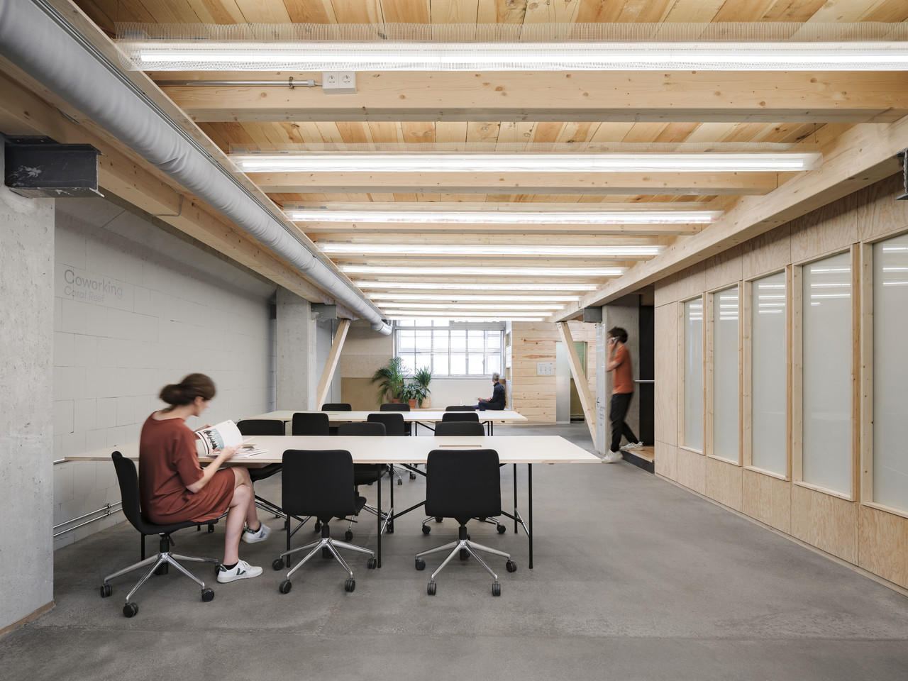 Gewerbliche Arbeitsplatzbeleuchtung im Impact Hub Berlin mit Pendelleuchten-Hacks, Tageslichtzugang und flexiblen Arbeitszonen
