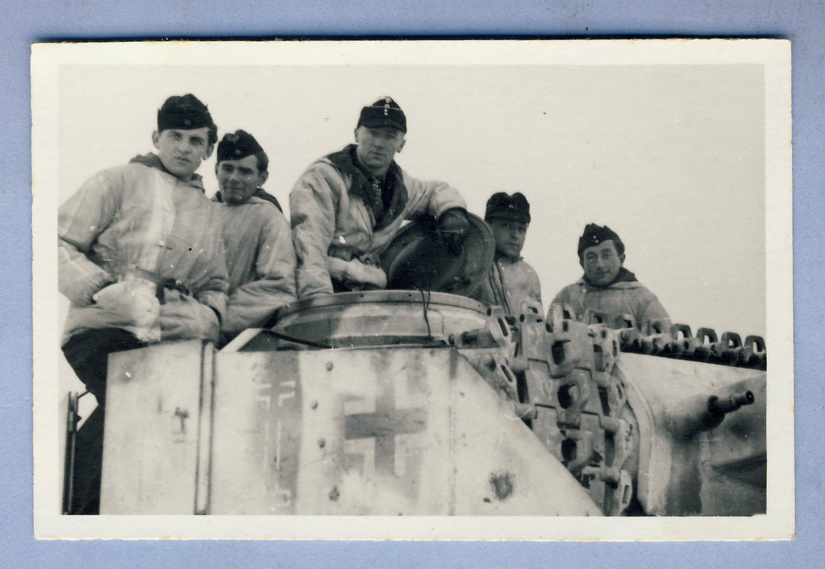 Wägele Panzer Major Schulze auf dem Turm Seitenk