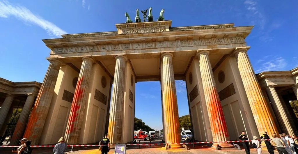Arrojan pintura a la Puerta de Brandeburgo como protesta por el cambio climático