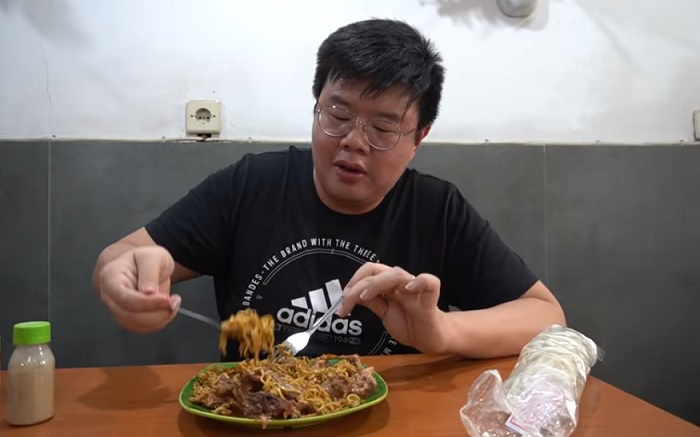 Youtube Anak Kuliner saat mencicipi sajian kuliner di Mie Tulang Pak Anan.