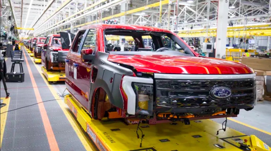 Ford informa menor disminución de ventas en abril pese a escasez de chips