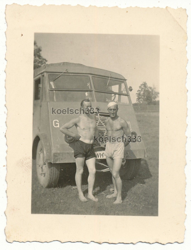 Foto Landser halb nackt vor französischem Renaul