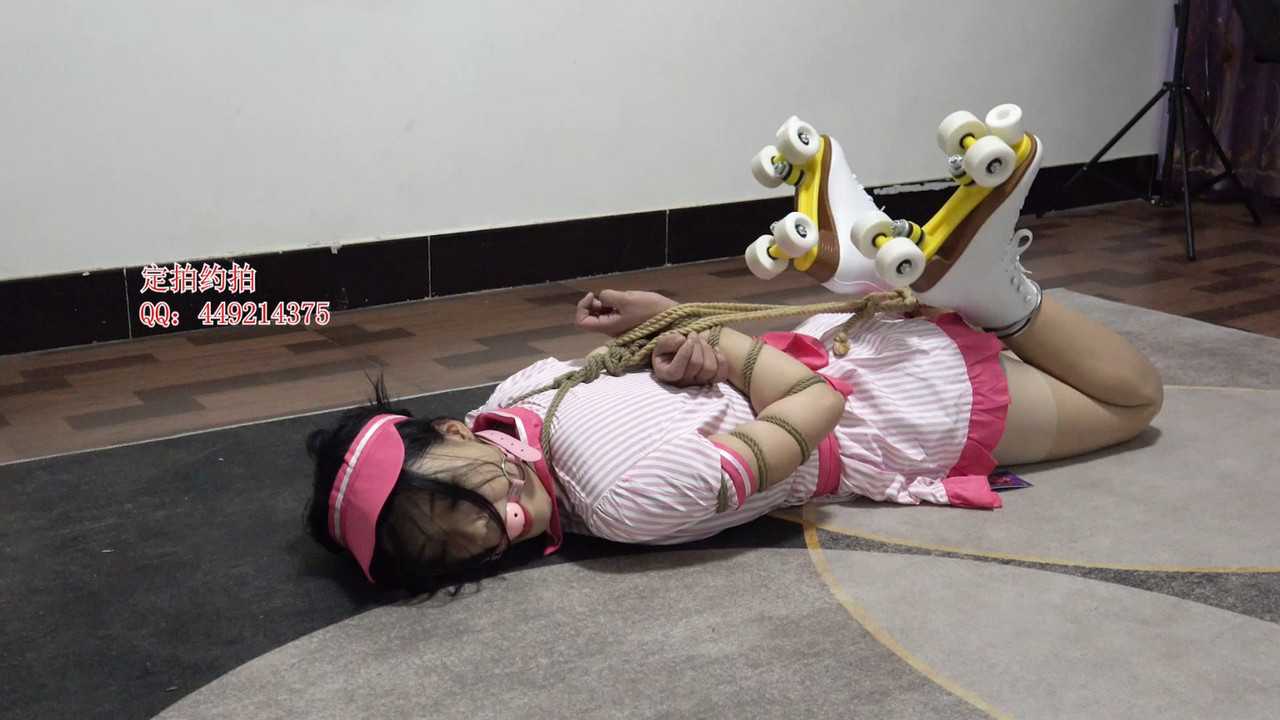 子衿原创 菲菲轮滑鞋镣铐木枷臂铐脚镣口球驷马.mp4_20221010_130332.279