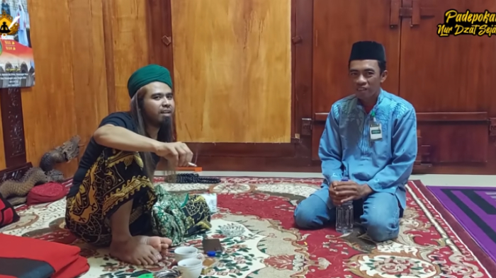 Gus Samsudin saat membuka praktik pengobatan.