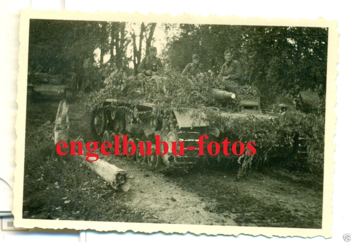 FOTO - STURMGESCHÜTZ - STUG-SOLDATEN auf Getarnt