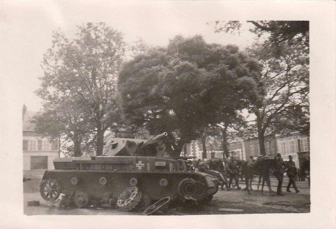 WH Sanitäter a.Burg b.Magdeburg Ardennen Ort WH Panzer IV zerstö