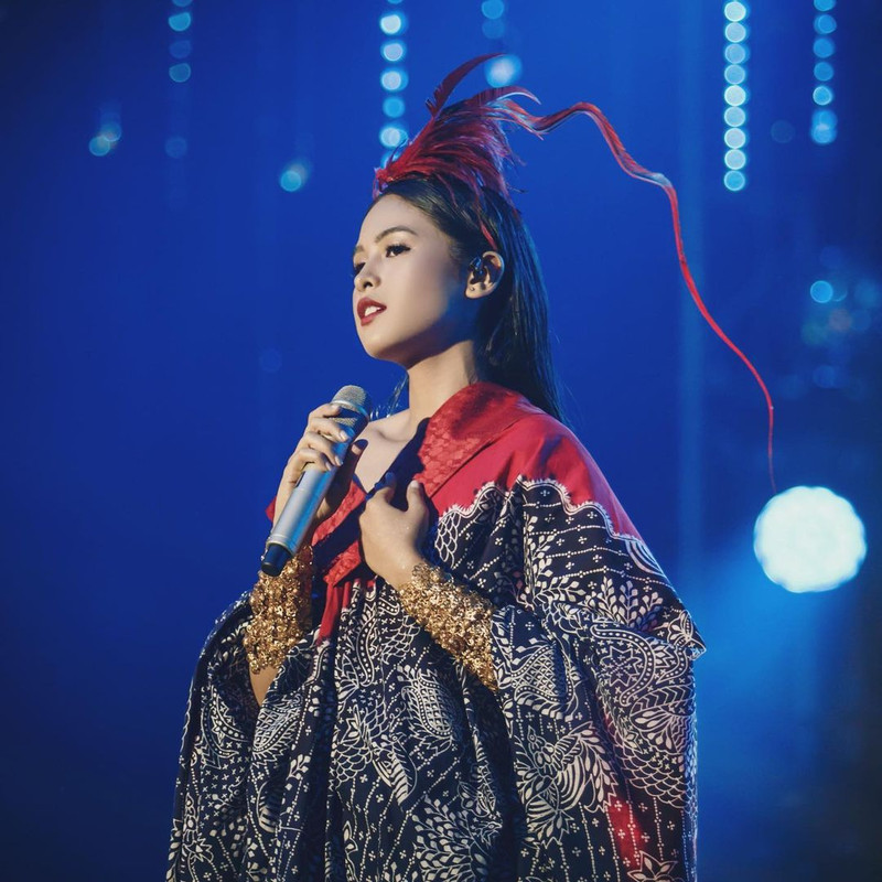 7 Potret anggun Maudy Ayunda saat di atas panggung, idola banget!