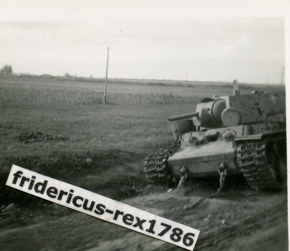Foto Ostfront Pz. Jäger Abt. 1 Pz. Div. Beute Panzer KW-1 Kennung Balkenkreu