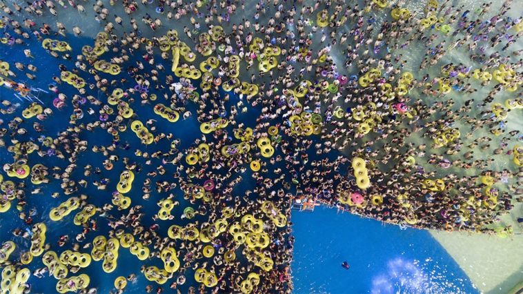 Китайцы набиваются в бассейны так, что за ними не видно воды