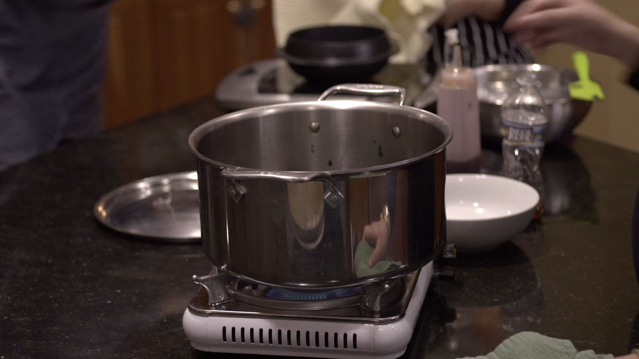 Ugly Delicious (2018) S02E01 Kids Menu (1080p NF Webrip x265 10bit EAC3 5.1 - Ainz)[TAoE].mkv[screen