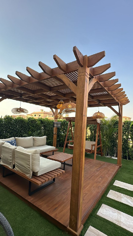 برجولة مع سقف خشبي