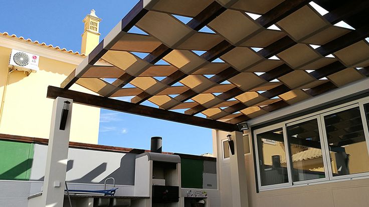 برجولة حديثة مع إضاءة