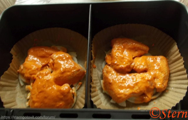 Куриные крылья на луковой подушке в аэрогриле