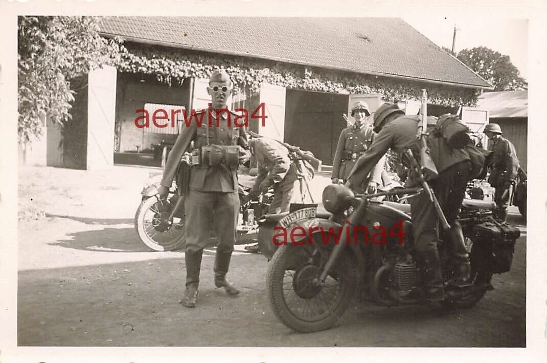 Kradschützen mit Motorrad BMW R12 in Lamotte - Beuoron Frankreich 1940