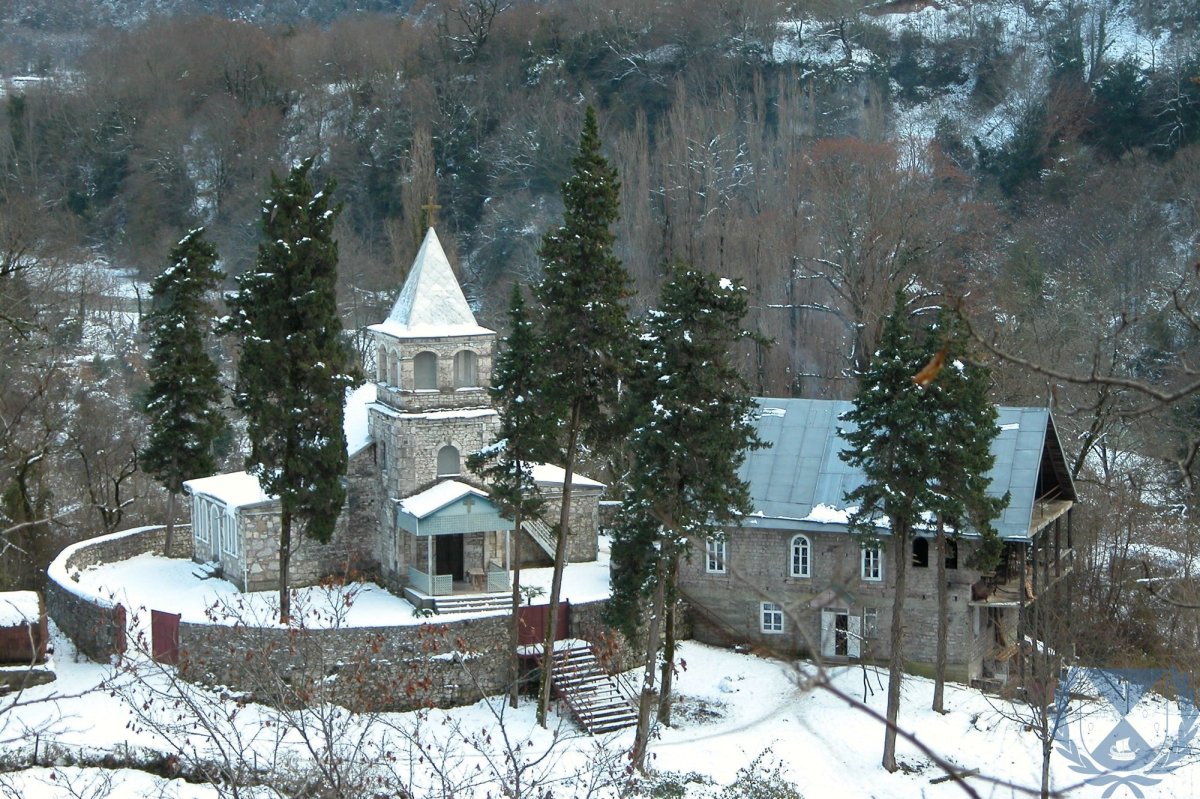 1684972582-happylove-top-p-kamani-v-abkhazii-chudotvornii-istochnik-k-42 Каманский храм древняя святыня под Сухумом