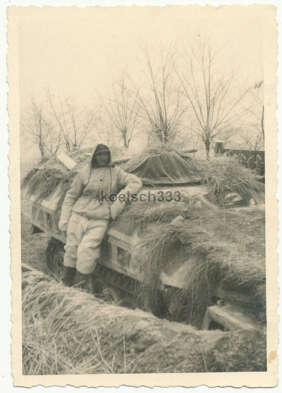 Foto Grenadier der Wehrmacht am getarnten Schützenpanzerwagen 1944