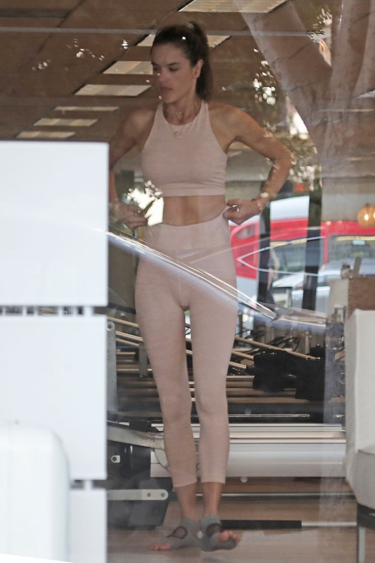 alessandra-ambrosio-at-pilates-class-in-los-angeles-08-14-2018-2