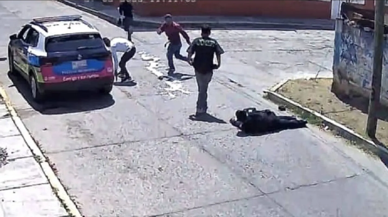 Policías reciben paliza en Puebla, captan en video su pelea con unos borrachos