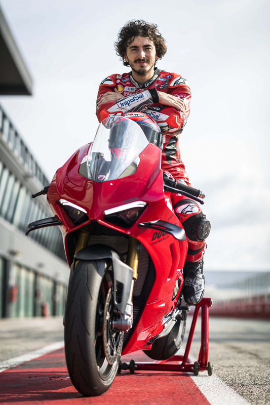 Фотографии Ducati Panigale V4 2022