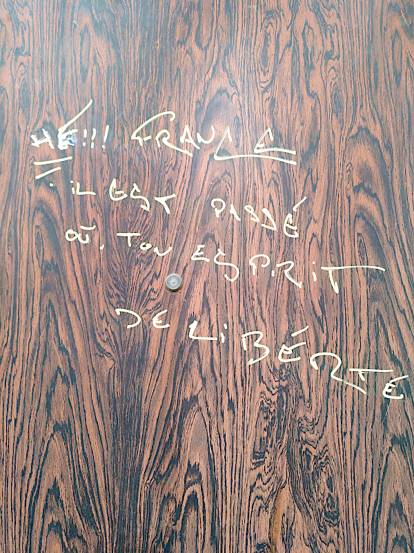 Message sur une porte "He !!! France il est où, ton esprit de liberté