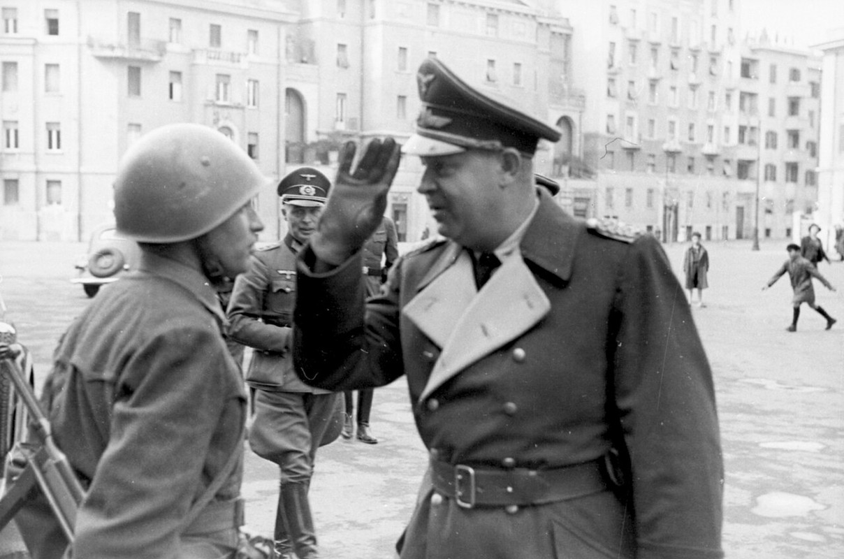 General Mälzer inspecciona las tropas italianas del X MAS en Piazza Bainsizza, Roma, en la época en que esta unidad fue desplegada para contrarrestar la cabeza de playa aliada en Anzio