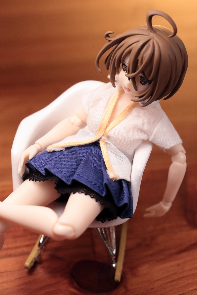 A top view of a 1:12 scale model of the RAR in white and “Assault Lily” Kawamura Yuzuriha wearing the Odaiba Girls’ School uniform
