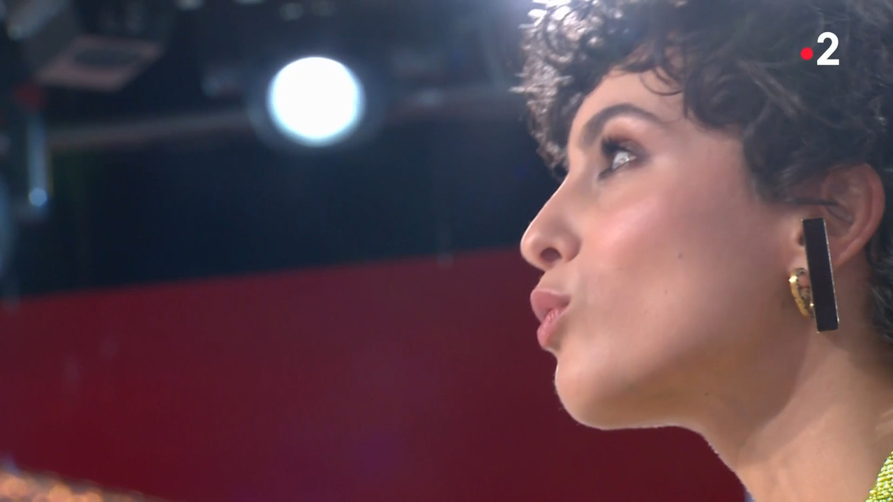 2021-11-28_15_10_Fr2_Vivement-dimanche.mp4_snapshot_20.24.378