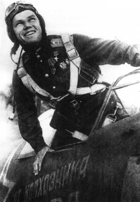 El capitán Ivan Nikitovich Kozhedub saliendo de su La-5N después de una misión contra el enemigo El capitán Ivan Nikitovich Kozhedub saliendo de su La-5N después de una misión contra el enemigo