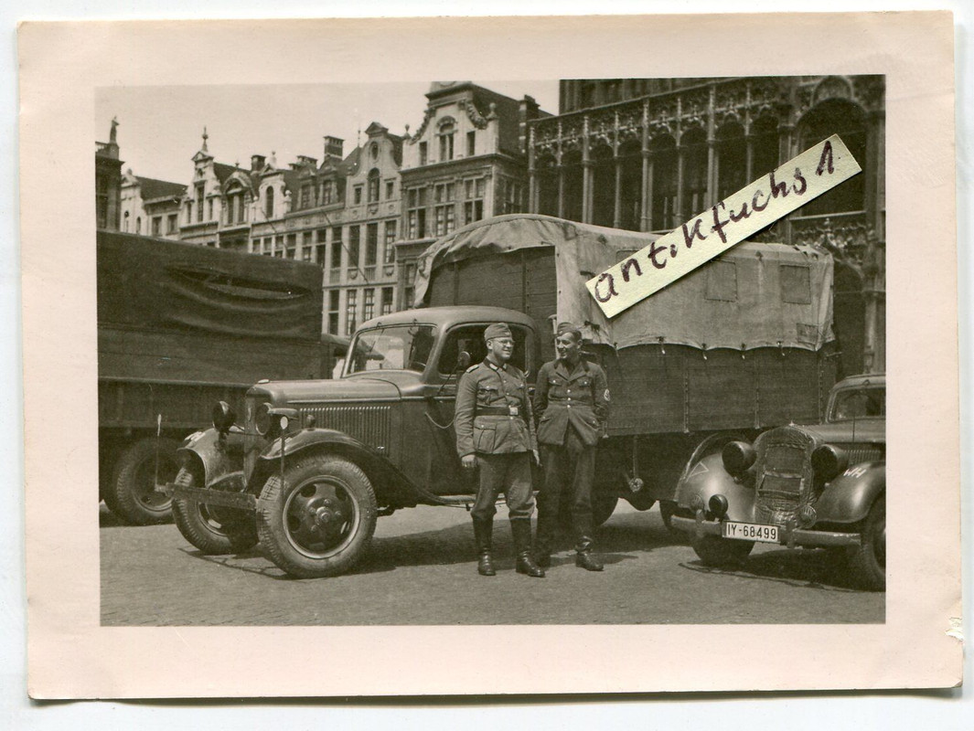 WH-Militär-LKW´s und PKW in Brüssel im 2.WK