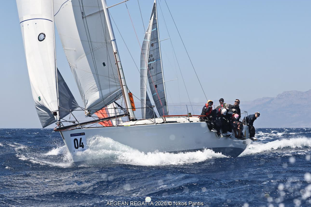 AEGEAN REGATTA 2026: ΔΥΝΑΤΟΙ ΑΝΕΜΟΙ, ΣΥΝΑΡΠΑΣΤΙΚΕΣ ΜΟΝΟΜΑΧΙΕΣ ΚΑΙ ΜΟΝΑΔΙΚΕΣ ΣΤΙΓΜΕΣ ΣΤΟ ΑΓΑΘΟΝΗΣΙ