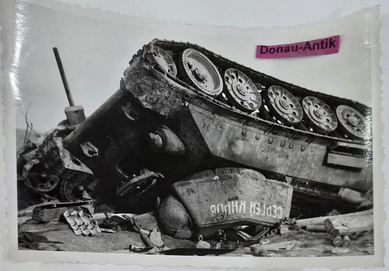 Foto Zerstörter Russischer Panzer T 34 Panzer Tank Zerstörung Stukabombe 2 Wk