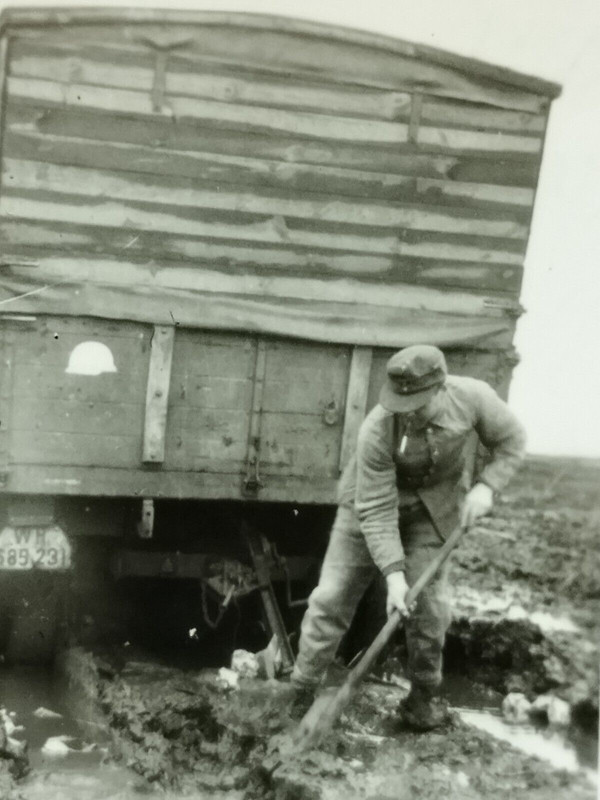 2.WK Foto Rückzug 3.44 LKW Div.Wappen Div.Grossdeutschland Stahlhelm beschriftet1