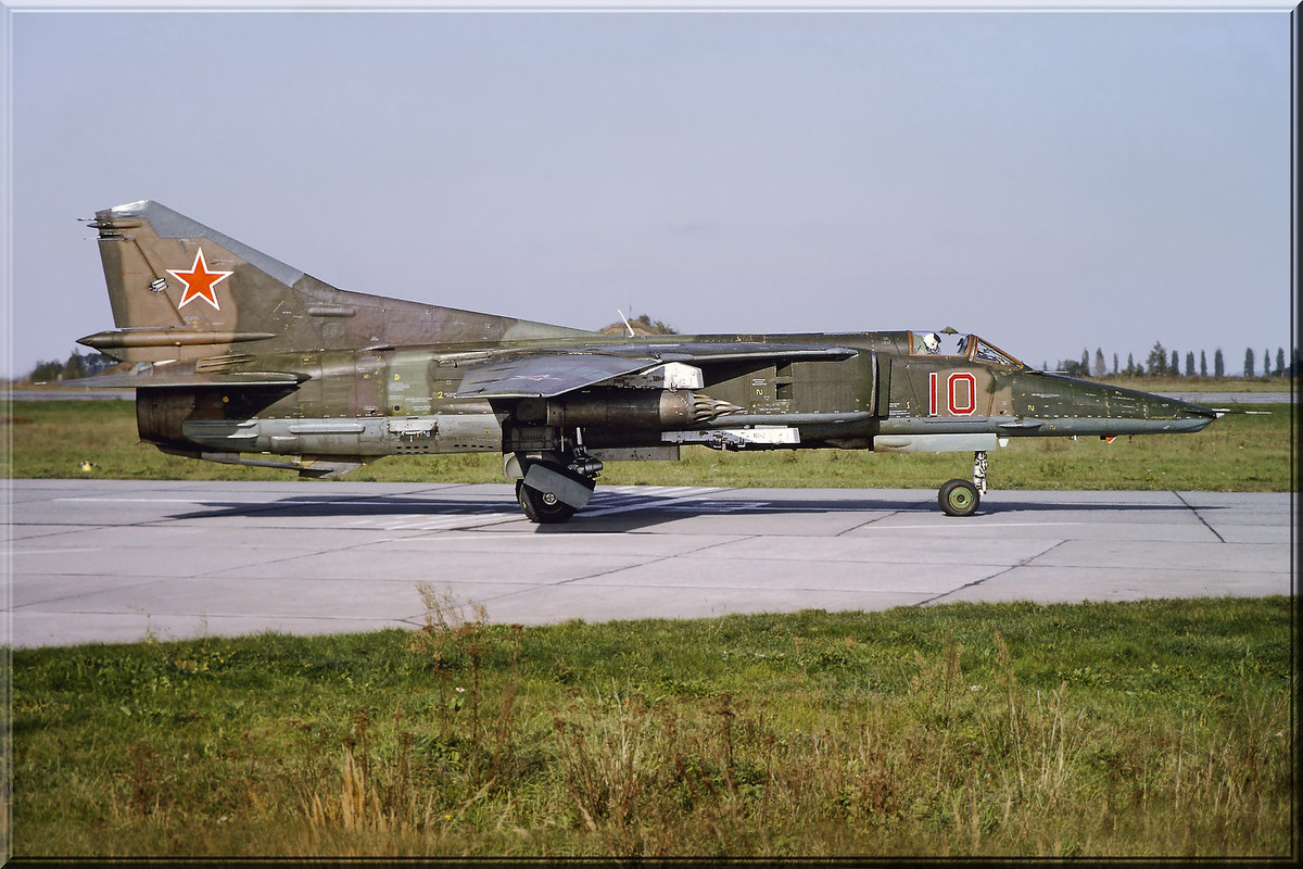 296 APIB MiG-27M 10 Red_83712545344, Summer 1992