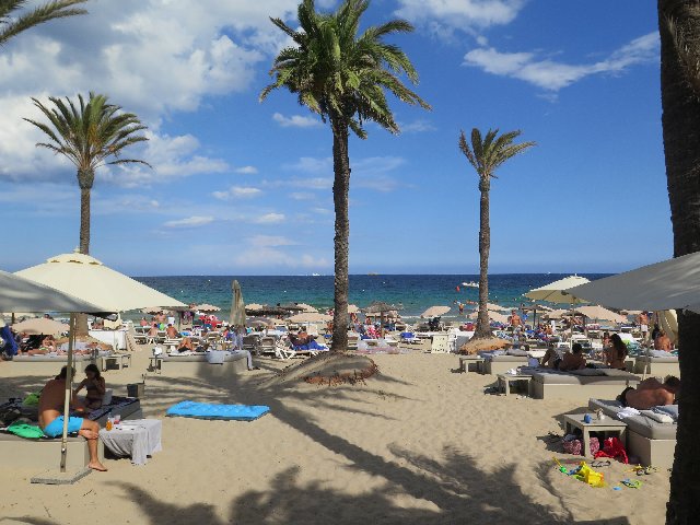 La otra Ibiza - Blogs de España - DIA 6 (Viernes 14/08/2015): Playa d’en Bossa y vuelta a Ibiza (2)
