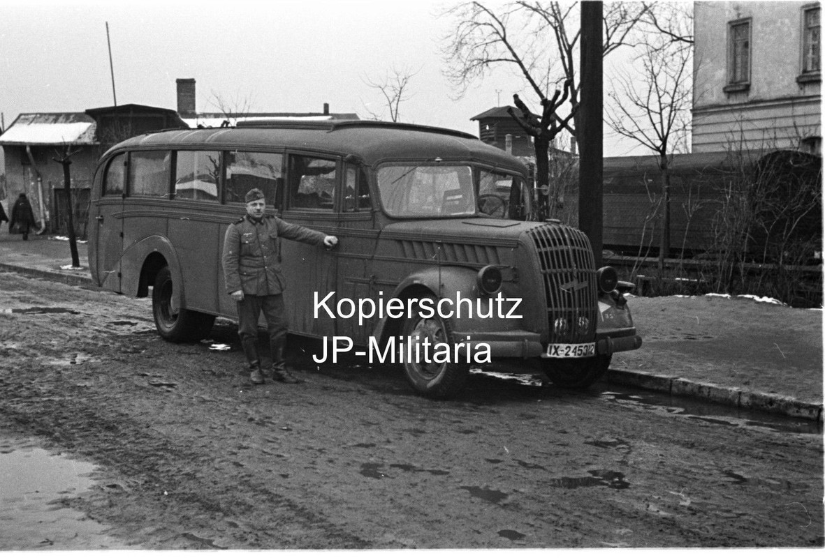Foto Wehrmacht Fahrzeug Militär Bus Omnibus WK2