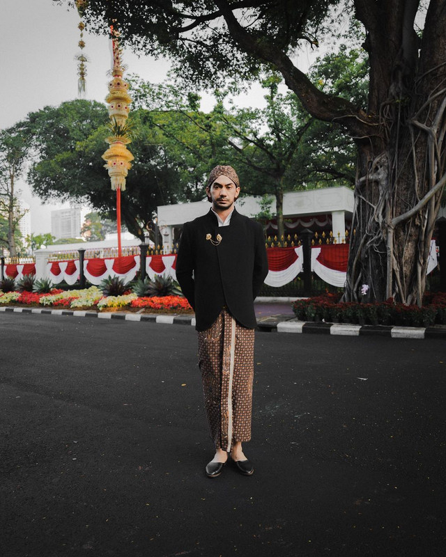 Reza Rahadian saat menjadi tamu undangan pada perayaan HUT RI ke-77 di Istana Merdeka.