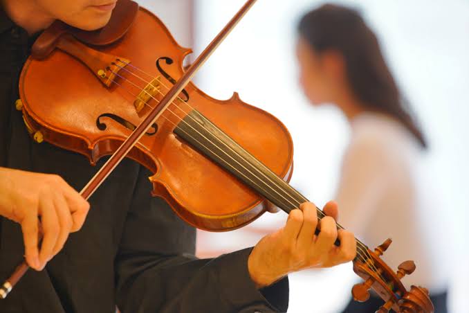 violinist playing with a relaxed right hand